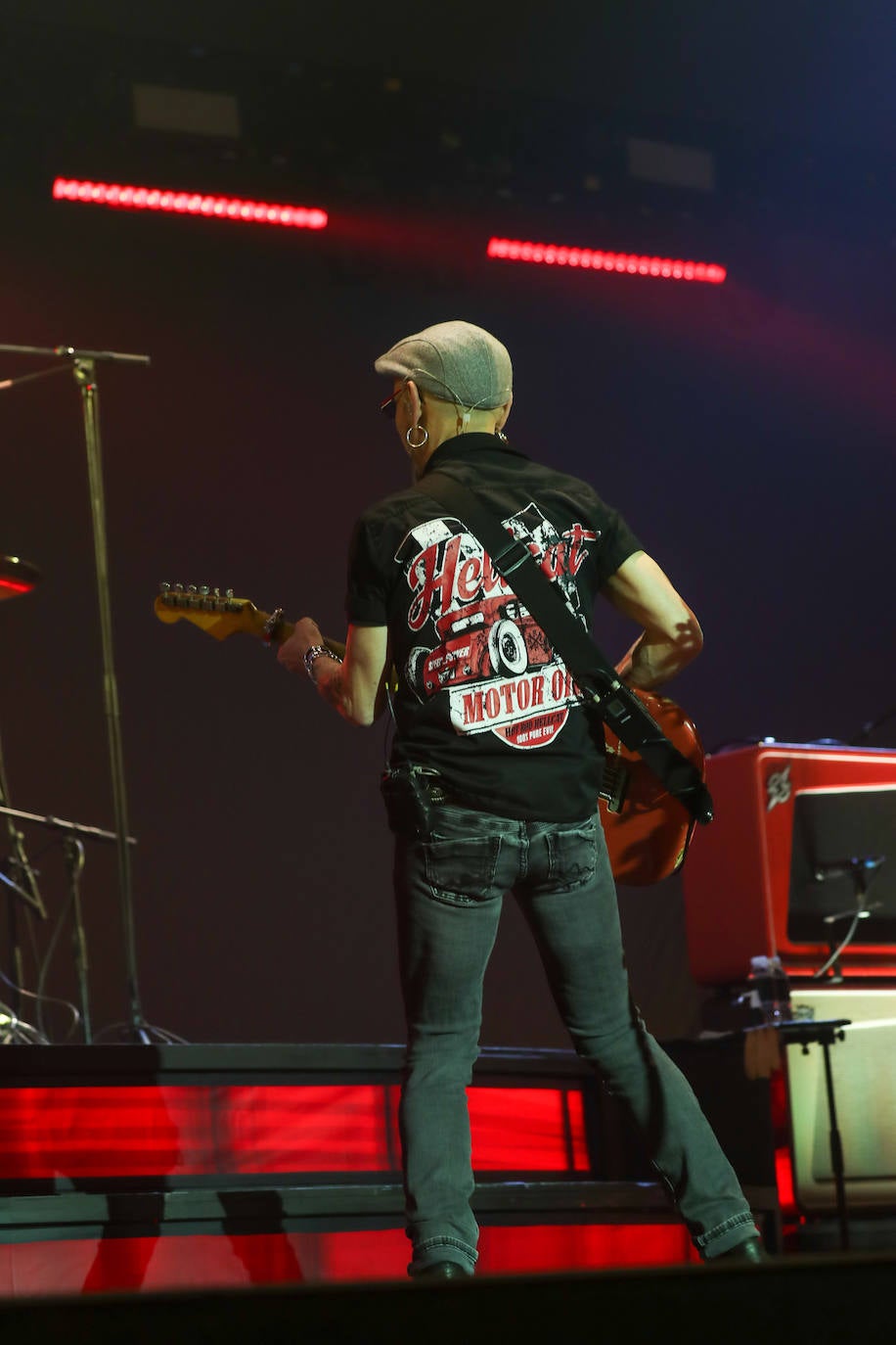 El bilbaíno y su banda ofrecieron una noche descomunal de rock en su esperada cita llenando el Palacio de los Deportes con 5.000 personas vibrando con sus canciones y con Morgan de teloneros.