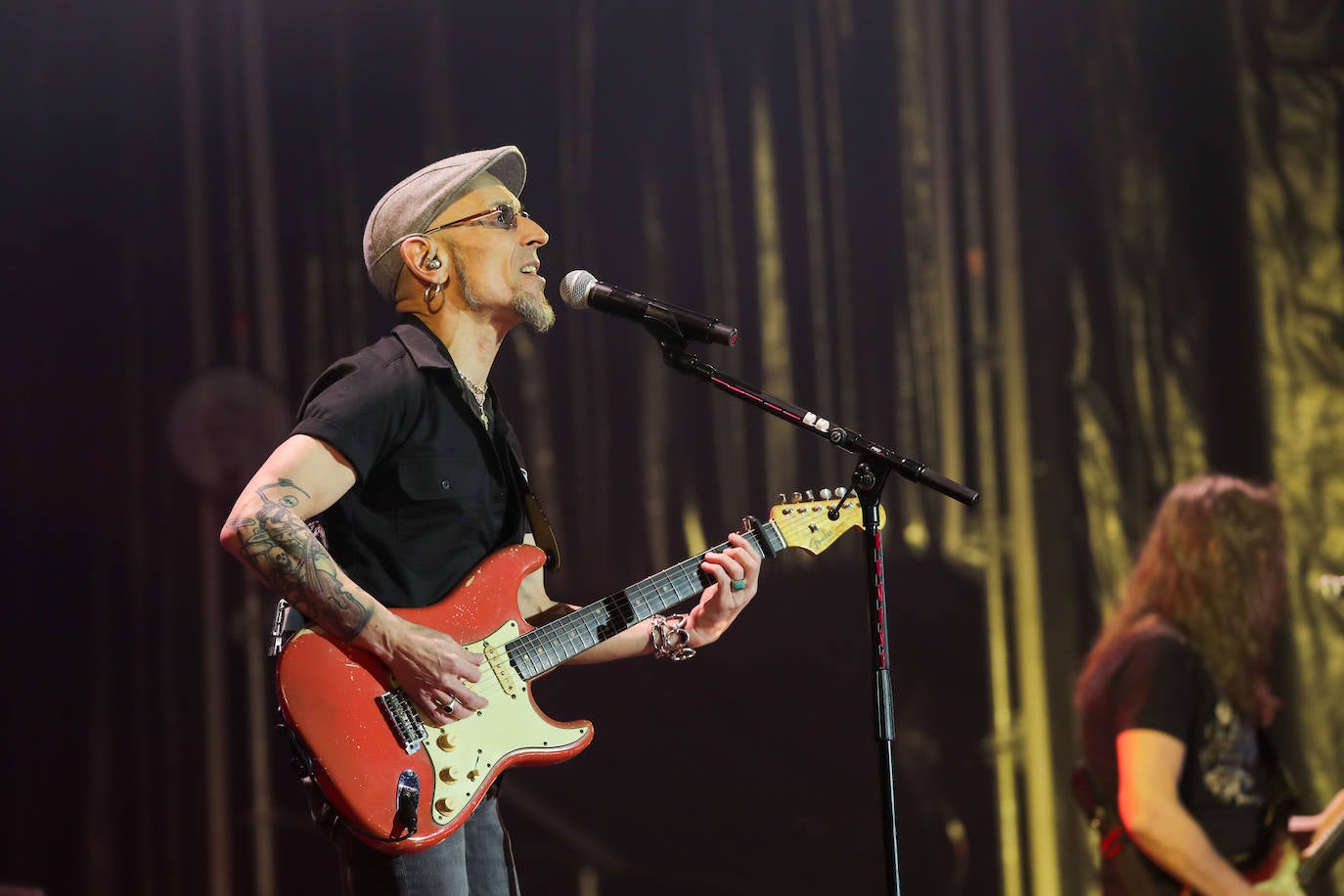El bilbaíno y su banda ofrecieron una noche descomunal de rock en su esperada cita llenando el Palacio de los Deportes con 5.000 personas vibrando con sus canciones y con Morgan de teloneros.