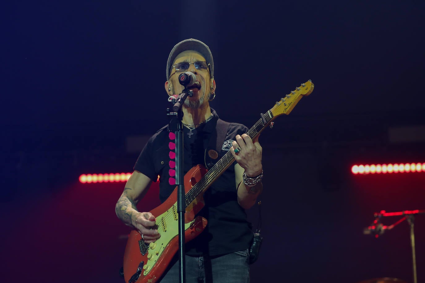 El bilbaíno y su banda ofrecieron una noche descomunal de rock en su esperada cita llenando el Palacio de los Deportes con 5.000 personas vibrando con sus canciones y con Morgan de teloneros.