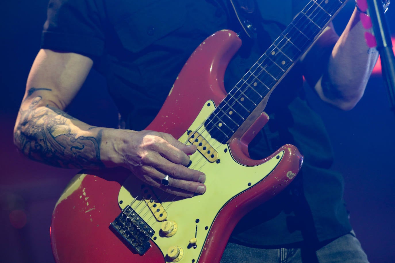 El bilbaíno y su banda ofrecieron una noche descomunal de rock en su esperada cita llenando el Palacio de los Deportes con 5.000 personas vibrando con sus canciones y con Morgan de teloneros.