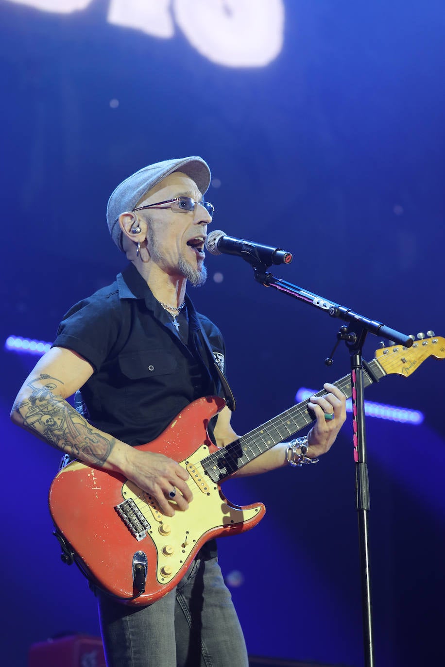El bilbaíno y su banda ofrecieron una noche descomunal de rock en su esperada cita llenando el Palacio de los Deportes con 5.000 personas vibrando con sus canciones y con Morgan de teloneros.