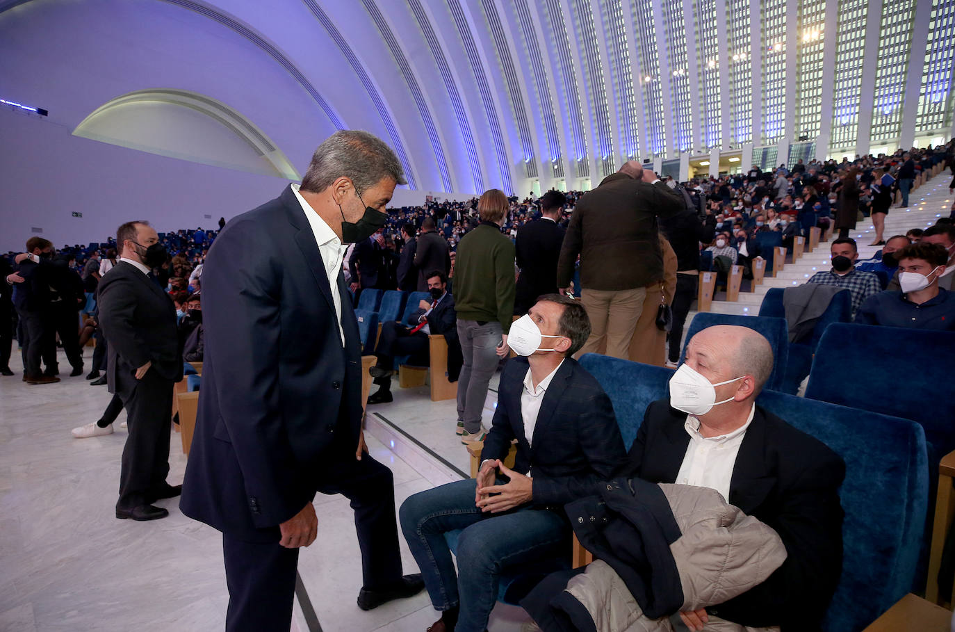 Una emotiva y divertida intervención del mexicano Arturo Elías puso ayer el broche a la presentación oficial de una Fundación Real Oviedo en marcha, que ya trabaja en muchos frentes y maneja una amplia hoja de ruta para crecer con nuevas iniciativas. La más destacada de ellas, de mano, es el acuerdo suscrito con la Academica Corporation por la que jóvenes de todo el mundo participarán en programas educativos y futbolísticos en la ciudad.