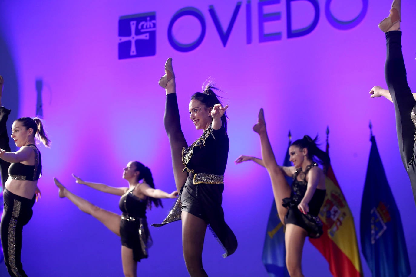 Una emotiva y divertida intervención del mexicano Arturo Elías puso ayer el broche a la presentación oficial de una Fundación Real Oviedo en marcha, que ya trabaja en muchos frentes y maneja una amplia hoja de ruta para crecer con nuevas iniciativas. La más destacada de ellas, de mano, es el acuerdo suscrito con la Academica Corporation por la que jóvenes de todo el mundo participarán en programas educativos y futbolísticos en la ciudad.