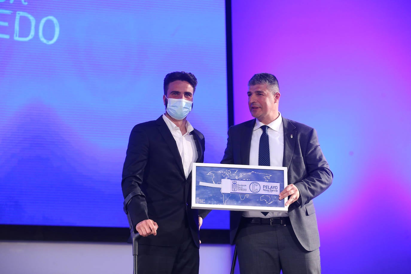 Una emotiva y divertida intervención del mexicano Arturo Elías puso ayer el broche a la presentación oficial de una Fundación Real Oviedo en marcha, que ya trabaja en muchos frentes y maneja una amplia hoja de ruta para crecer con nuevas iniciativas. La más destacada de ellas, de mano, es el acuerdo suscrito con la Academica Corporation por la que jóvenes de todo el mundo participarán en programas educativos y futbolísticos en la ciudad.