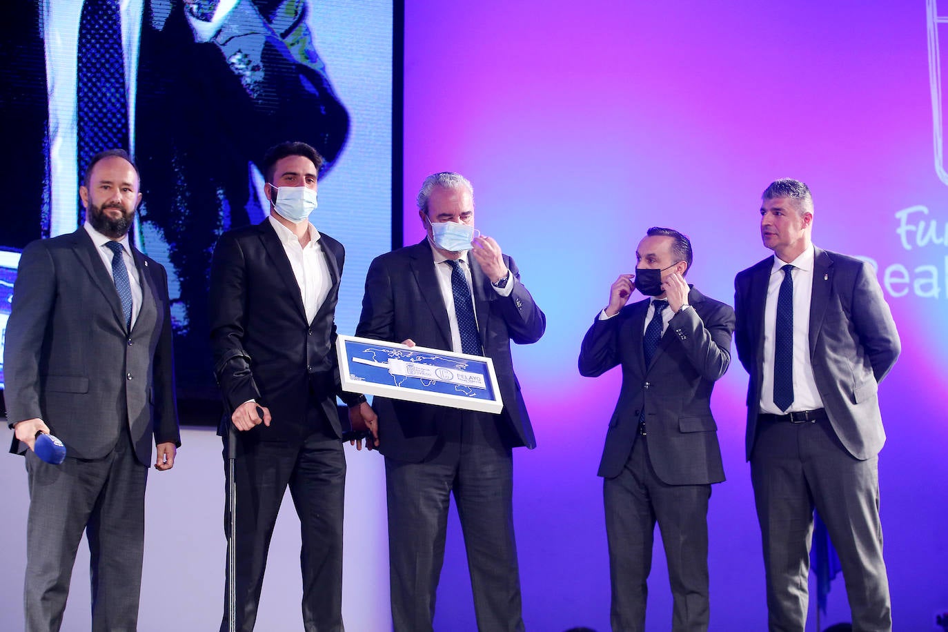 Una emotiva y divertida intervención del mexicano Arturo Elías puso ayer el broche a la presentación oficial de una Fundación Real Oviedo en marcha, que ya trabaja en muchos frentes y maneja una amplia hoja de ruta para crecer con nuevas iniciativas. La más destacada de ellas, de mano, es el acuerdo suscrito con la Academica Corporation por la que jóvenes de todo el mundo participarán en programas educativos y futbolísticos en la ciudad.