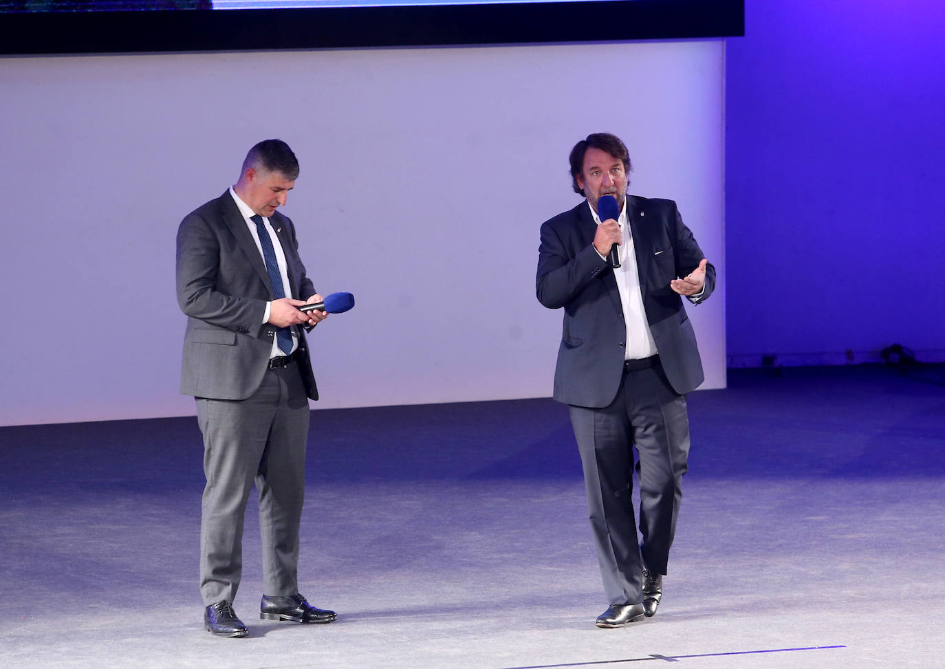 Una emotiva y divertida intervención del mexicano Arturo Elías puso ayer el broche a la presentación oficial de una Fundación Real Oviedo en marcha, que ya trabaja en muchos frentes y maneja una amplia hoja de ruta para crecer con nuevas iniciativas. La más destacada de ellas, de mano, es el acuerdo suscrito con la Academica Corporation por la que jóvenes de todo el mundo participarán en programas educativos y futbolísticos en la ciudad.