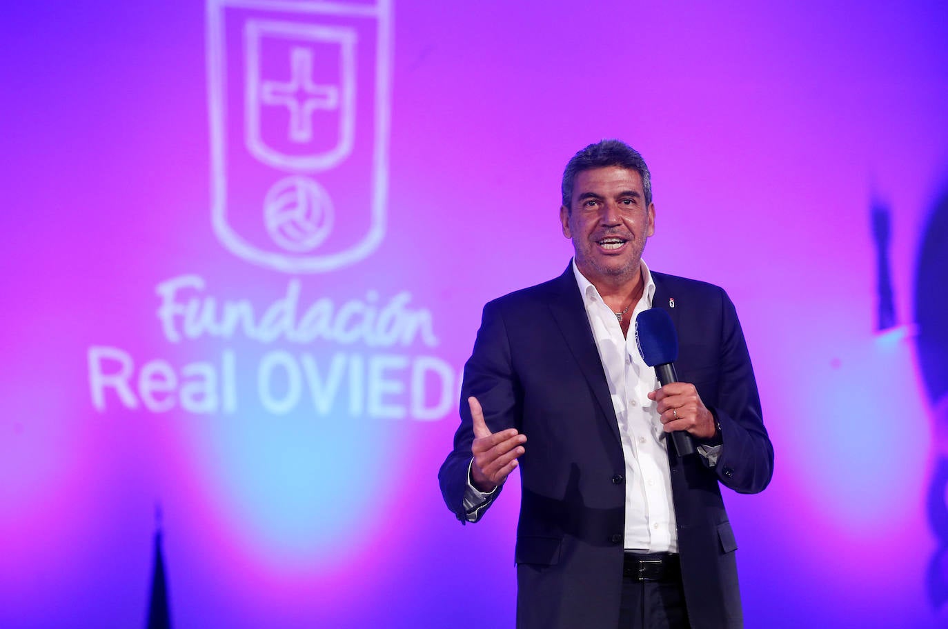 Una emotiva y divertida intervención del mexicano Arturo Elías puso ayer el broche a la presentación oficial de una Fundación Real Oviedo en marcha, que ya trabaja en muchos frentes y maneja una amplia hoja de ruta para crecer con nuevas iniciativas. La más destacada de ellas, de mano, es el acuerdo suscrito con la Academica Corporation por la que jóvenes de todo el mundo participarán en programas educativos y futbolísticos en la ciudad.