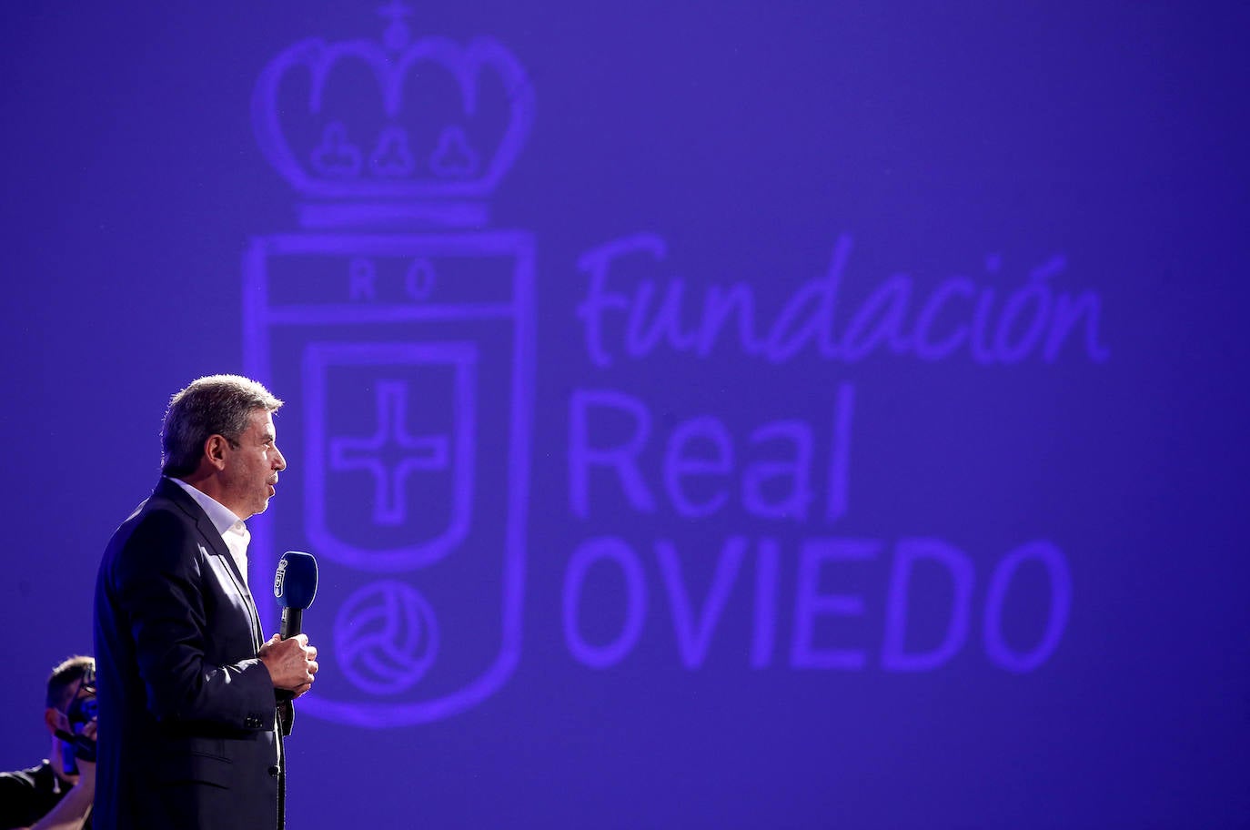 Una emotiva y divertida intervención del mexicano Arturo Elías puso ayer el broche a la presentación oficial de una Fundación Real Oviedo en marcha, que ya trabaja en muchos frentes y maneja una amplia hoja de ruta para crecer con nuevas iniciativas. La más destacada de ellas, de mano, es el acuerdo suscrito con la Academica Corporation por la que jóvenes de todo el mundo participarán en programas educativos y futbolísticos en la ciudad.