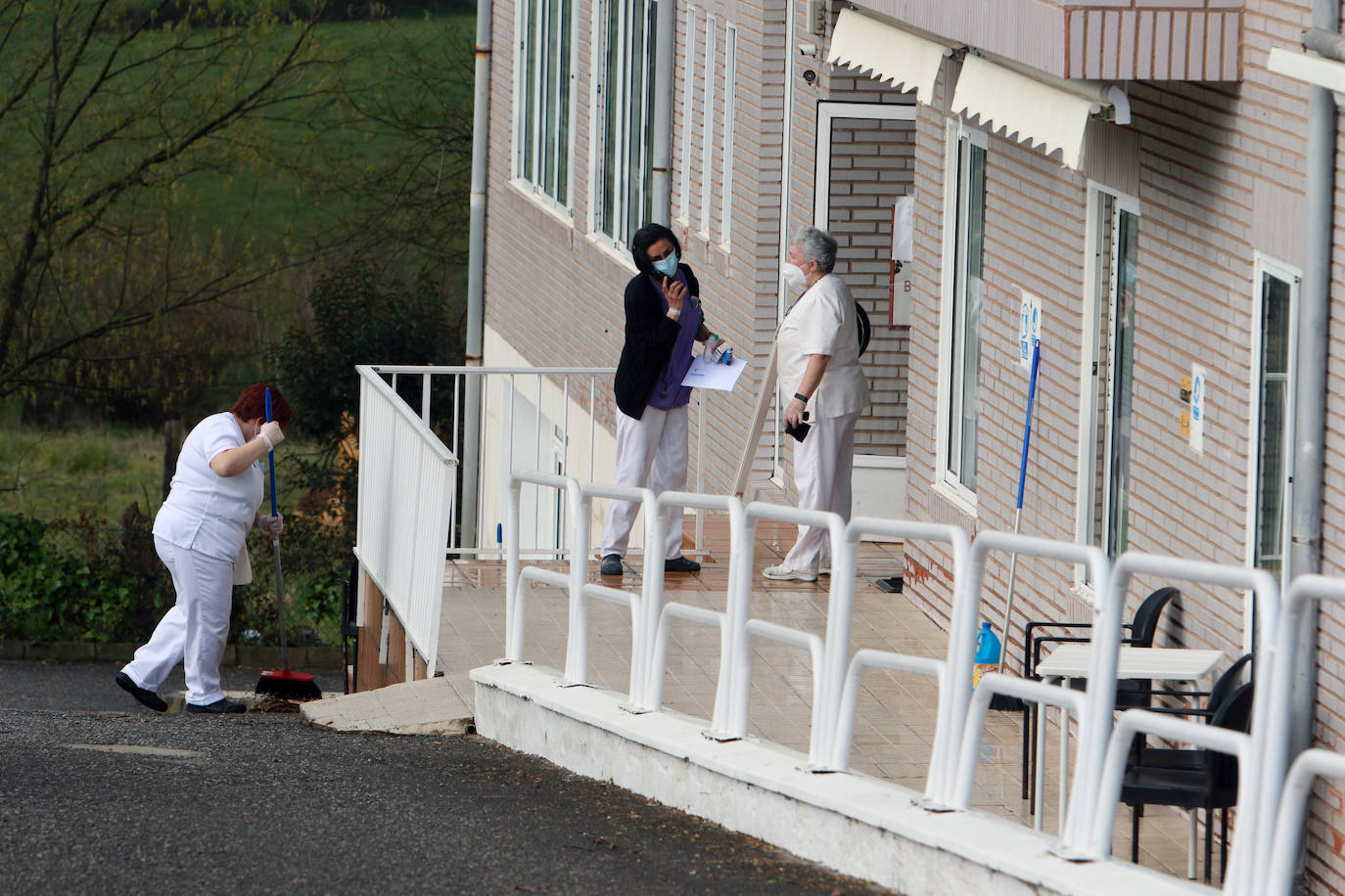 Un incendio provocado de madrugada en una residencia geriátrica de La Barganiza, en Siero, ha causado la muerte de un hombre y el desalojo de varios residentes.