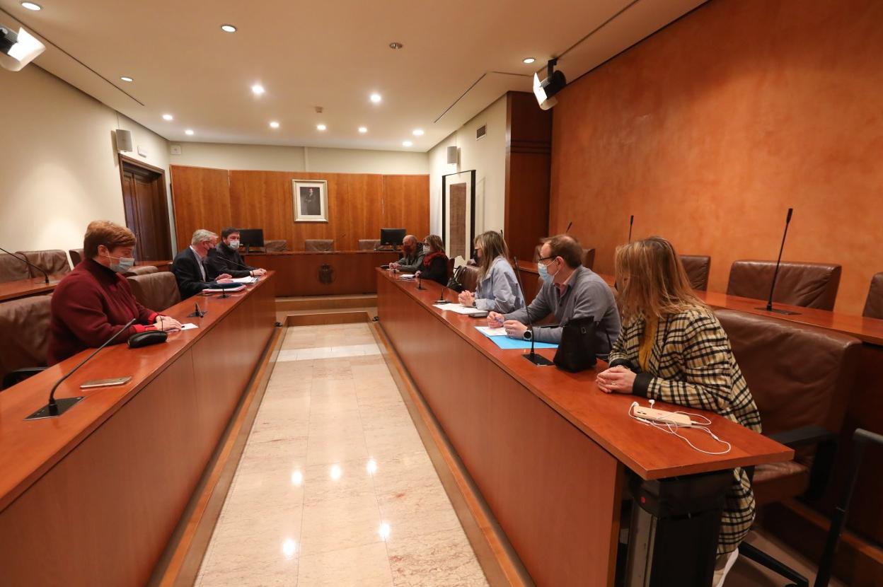 Raúl Marquínez presentó ayer el acuerdo a los grupos de la oposición. 