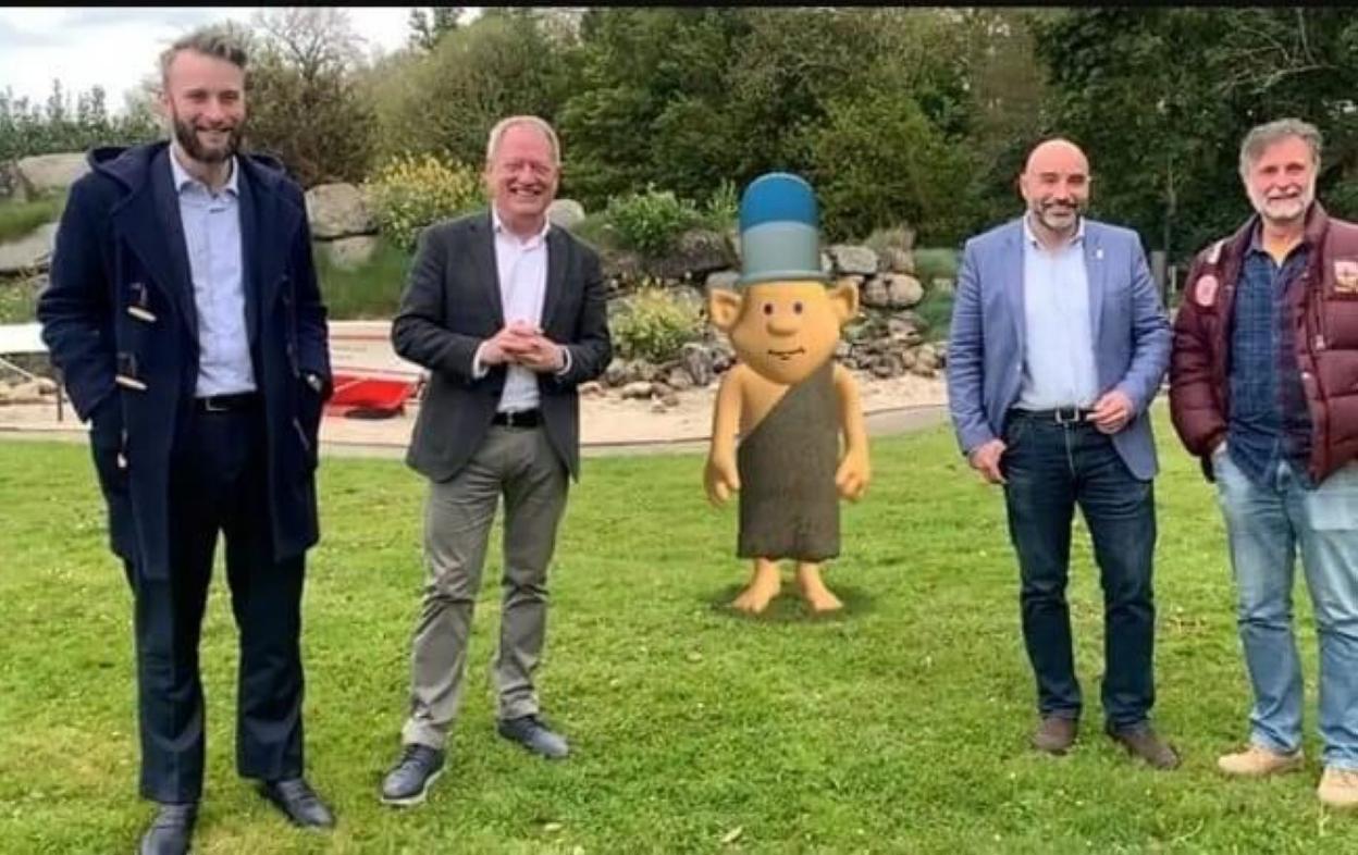 Daniel Martínez Junquera, Aurelio Martín, Santos Tejón y Luis Miguel Álvarez, junto al personaje del espumeru en el Botánico. 