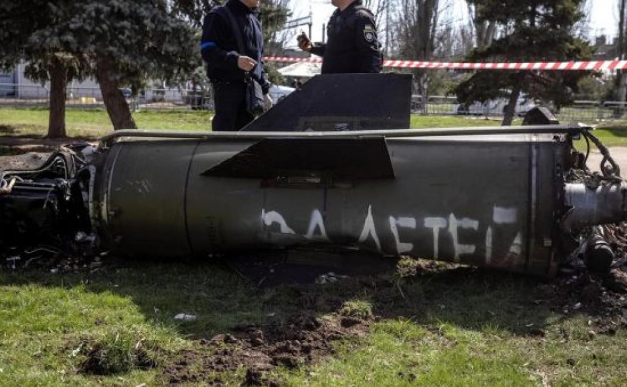 'Por los niños': la inscripción de un misil ruso que ha provocado la masacre en la estación de Kramatorsk