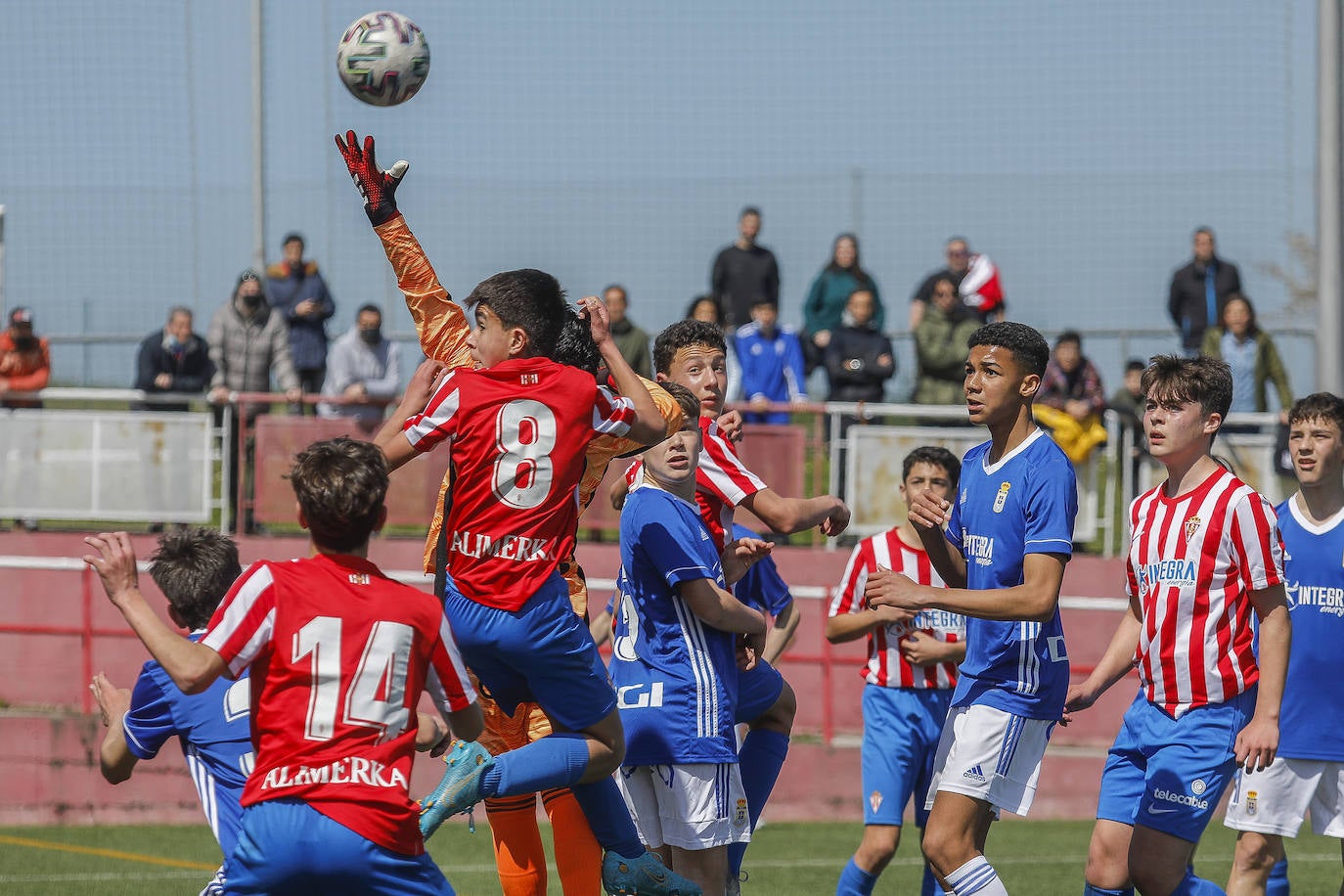 Fotos: Las mejores imágenes del derbi asturiano infantil y alevín
