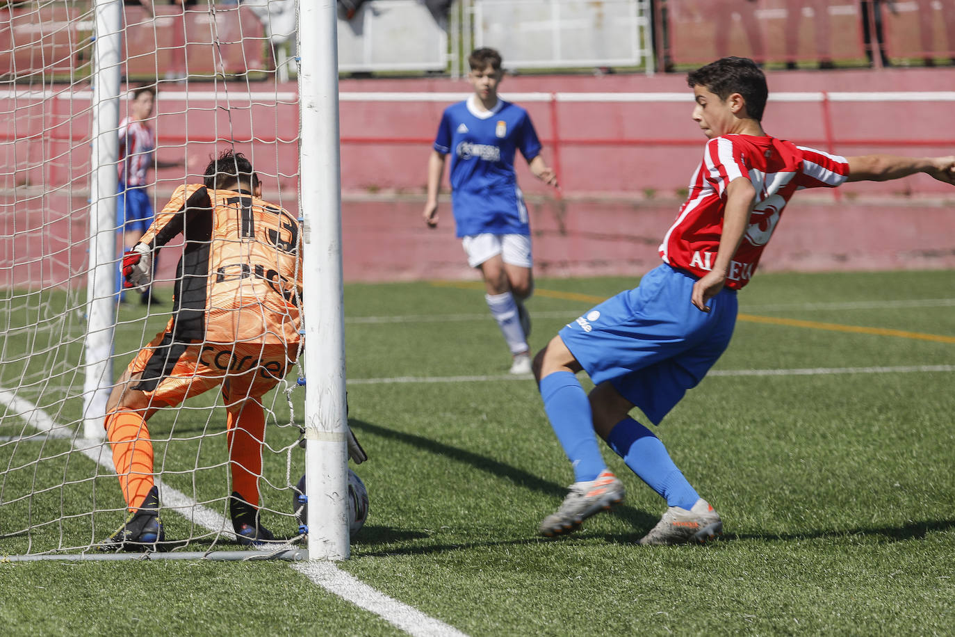 Fotos: Las mejores imágenes del derbi asturiano infantil y alevín