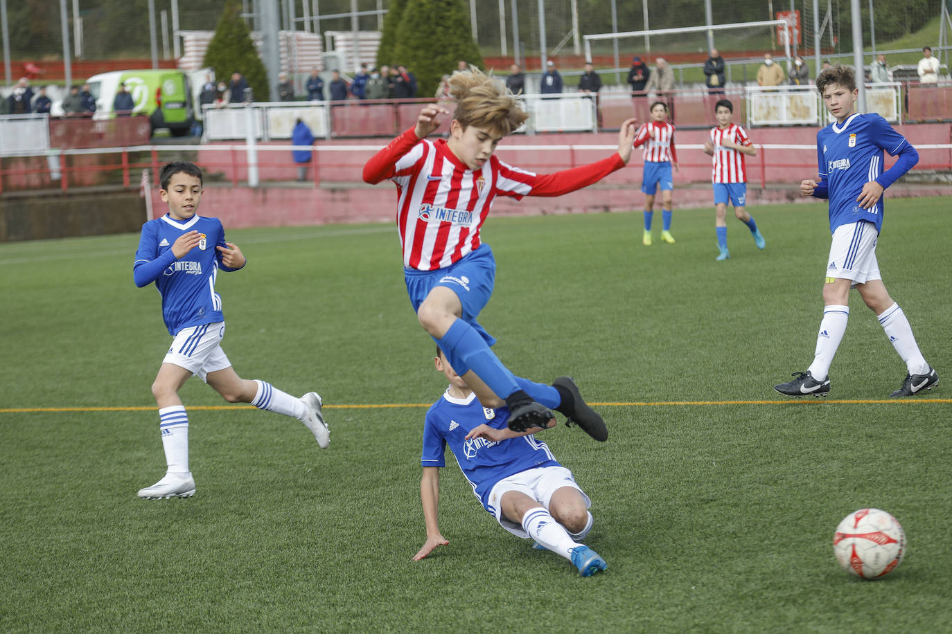 Fotos: Las mejores imágenes del derbi asturiano infantil y alevín