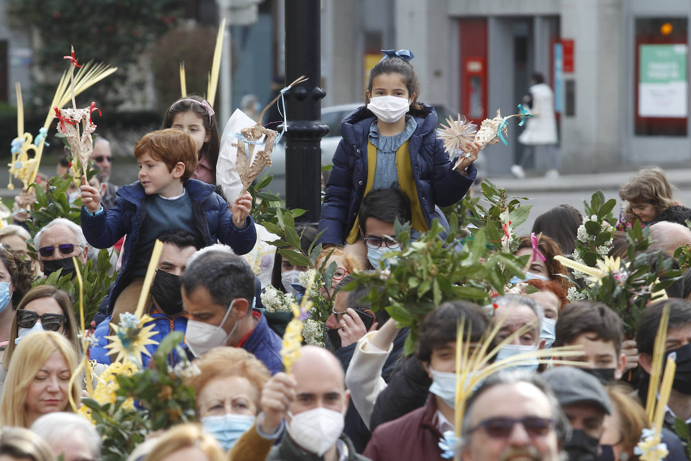 Las bendiciones de ramos vuelven triunfales junto a las procesiones de Semana Santa en el año en el que comienza la despedida de las restricciones por la pandemia.