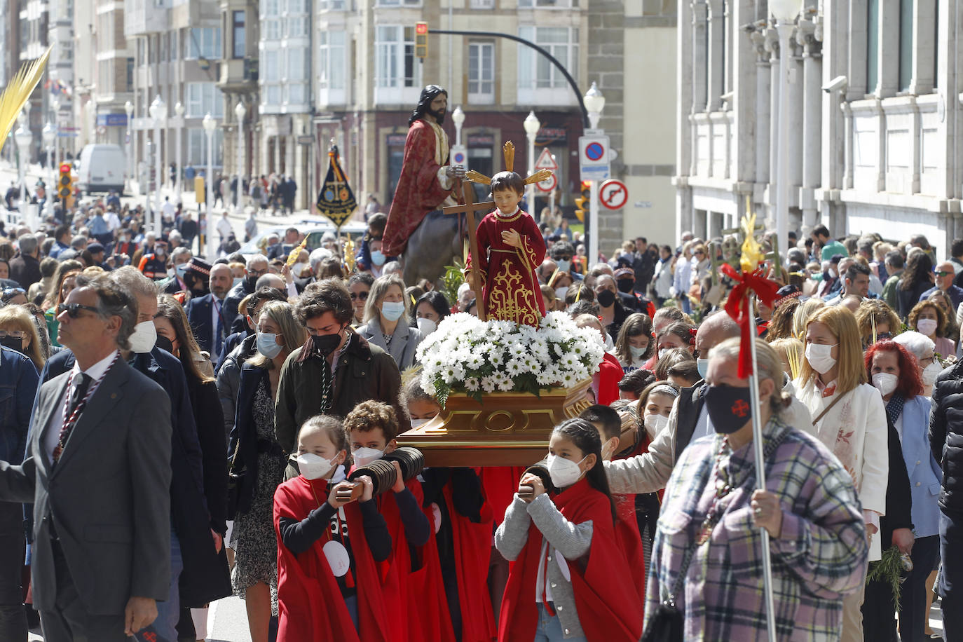 Las bendiciones de ramos vuelven triunfales junto a las procesiones de Semana Santa en el año en el que comienza la despedida de las restricciones por la pandemia.