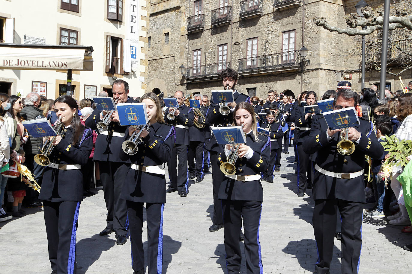Las bendiciones de ramos vuelven triunfales junto a las procesiones de Semana Santa en el año en el que comienza la despedida de las restricciones por la pandemia.