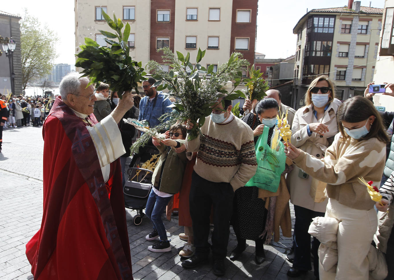 Las bendiciones de ramos vuelven triunfales junto a las procesiones de Semana Santa en el año en el que comienza la despedida de las restricciones por la pandemia.