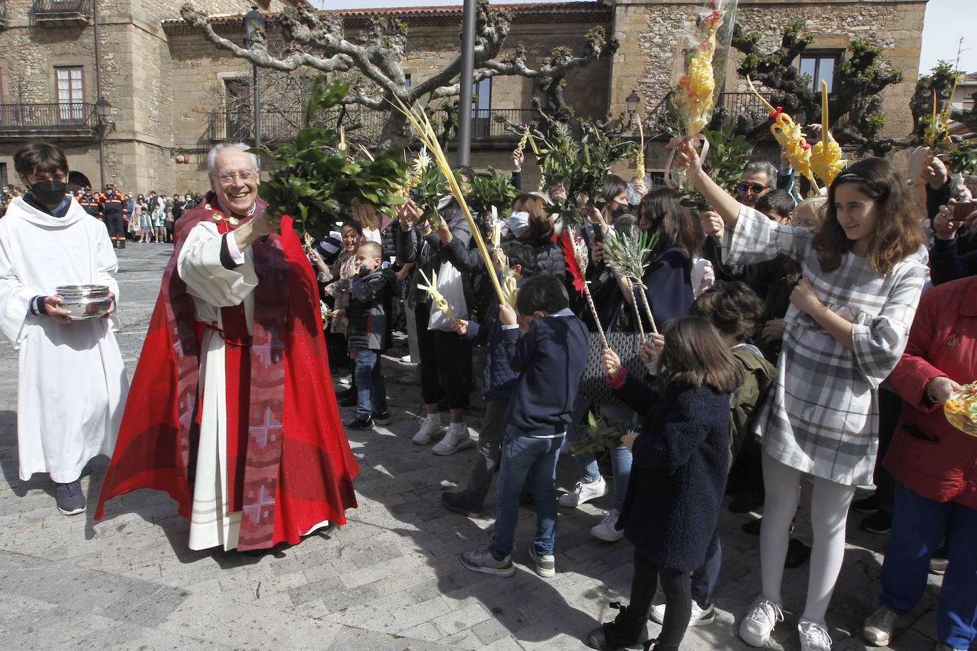 Las bendiciones de ramos vuelven triunfales junto a las procesiones de Semana Santa en el año en el que comienza la despedida de las restricciones por la pandemia.