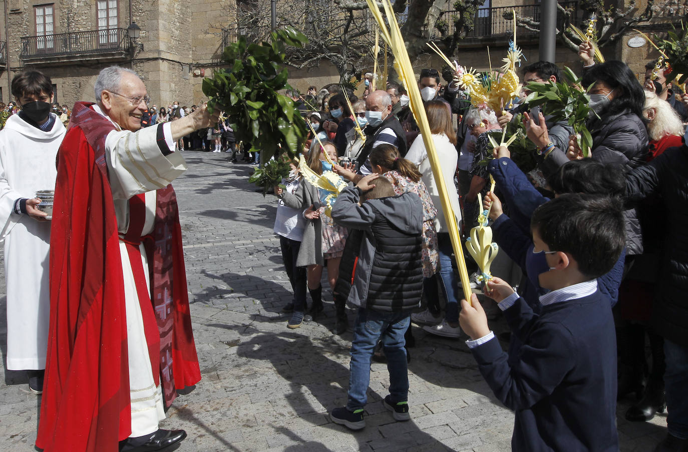 Las bendiciones de ramos vuelven triunfales junto a las procesiones de Semana Santa en el año en el que comienza la despedida de las restricciones por la pandemia.