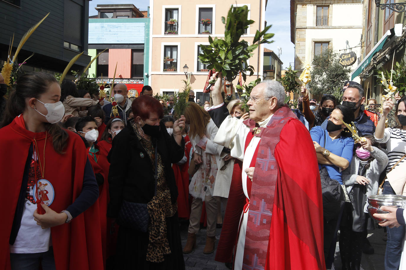 Las bendiciones de ramos vuelven triunfales junto a las procesiones de Semana Santa en el año en el que comienza la despedida de las restricciones por la pandemia.