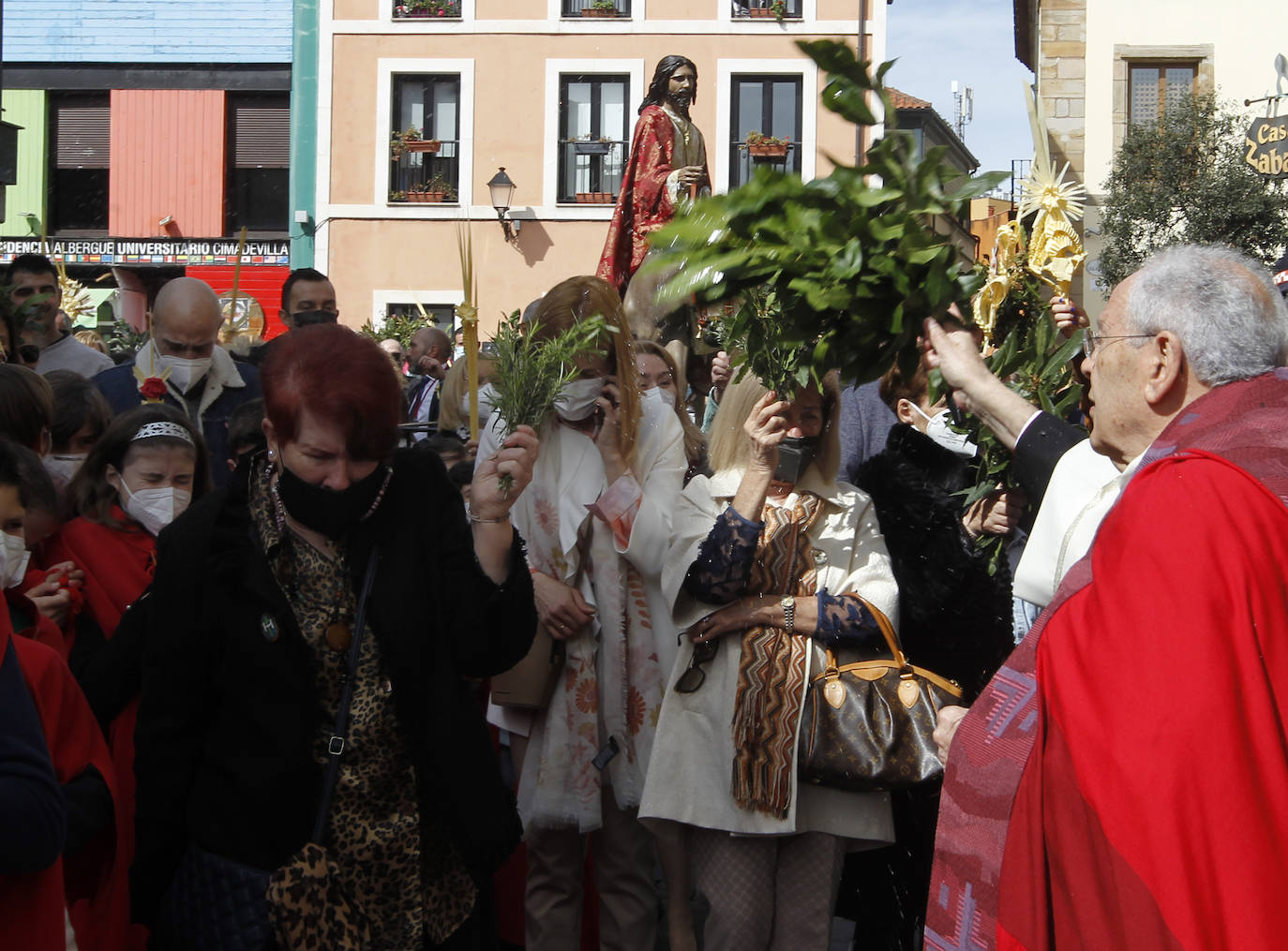 Las bendiciones de ramos vuelven triunfales junto a las procesiones de Semana Santa en el año en el que comienza la despedida de las restricciones por la pandemia.