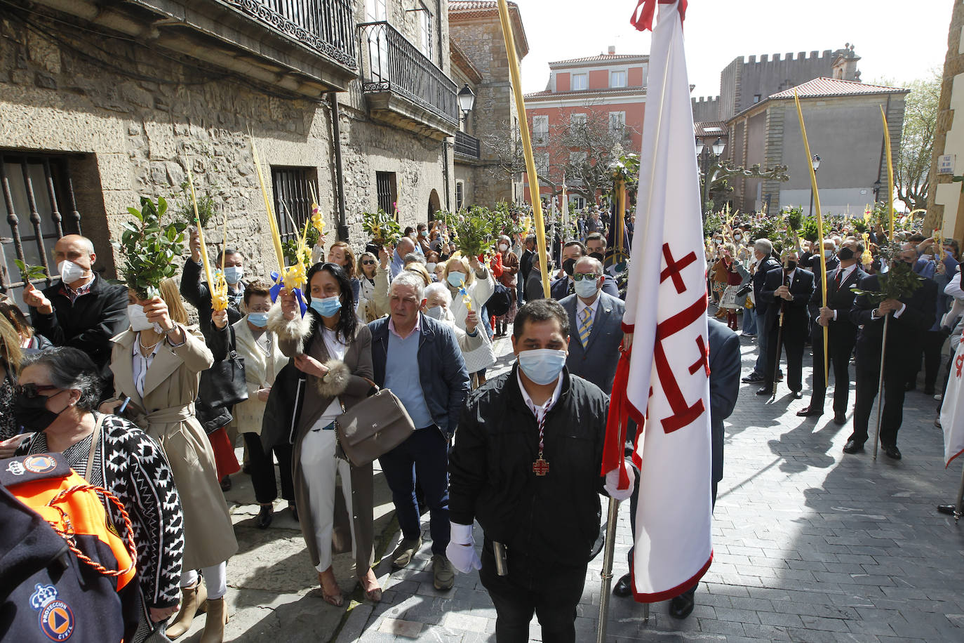 Las bendiciones de ramos vuelven triunfales junto a las procesiones de Semana Santa en el año en el que comienza la despedida de las restricciones por la pandemia.