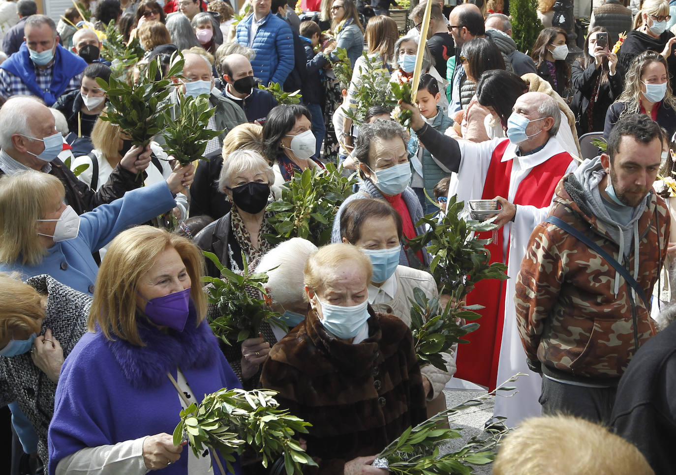 Las bendiciones de ramos vuelven triunfales junto a las procesiones de Semana Santa en el año en el que comienza la despedida de las restricciones por la pandemia.