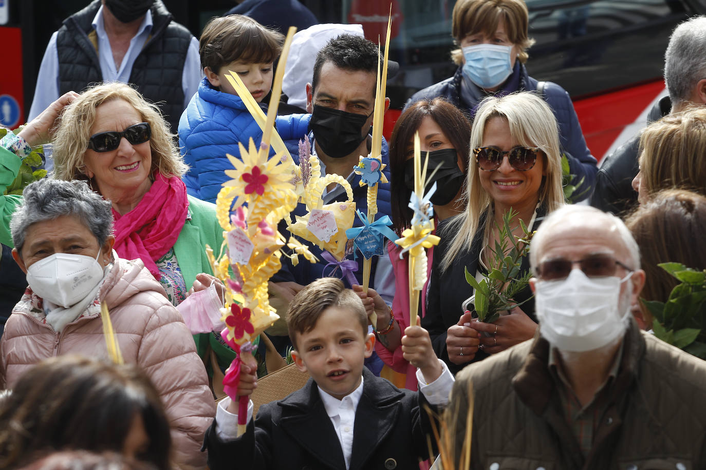 Las bendiciones de ramos vuelven triunfales junto a las procesiones de Semana Santa en el año en el que comienza la despedida de las restricciones por la pandemia.