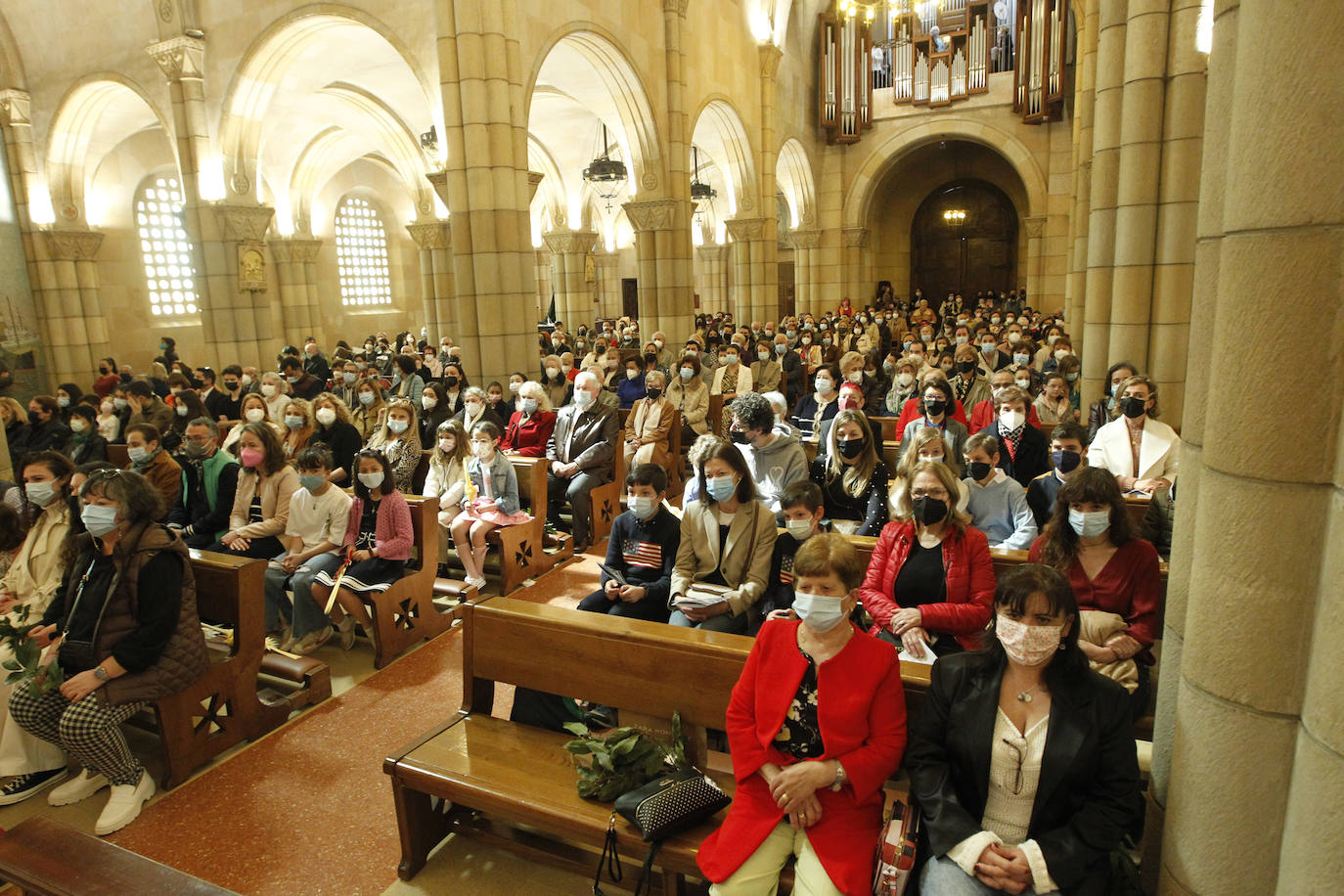 Las bendiciones de ramos vuelven triunfales junto a las procesiones de Semana Santa en el año en el que comienza la despedida de las restricciones por la pandemia.