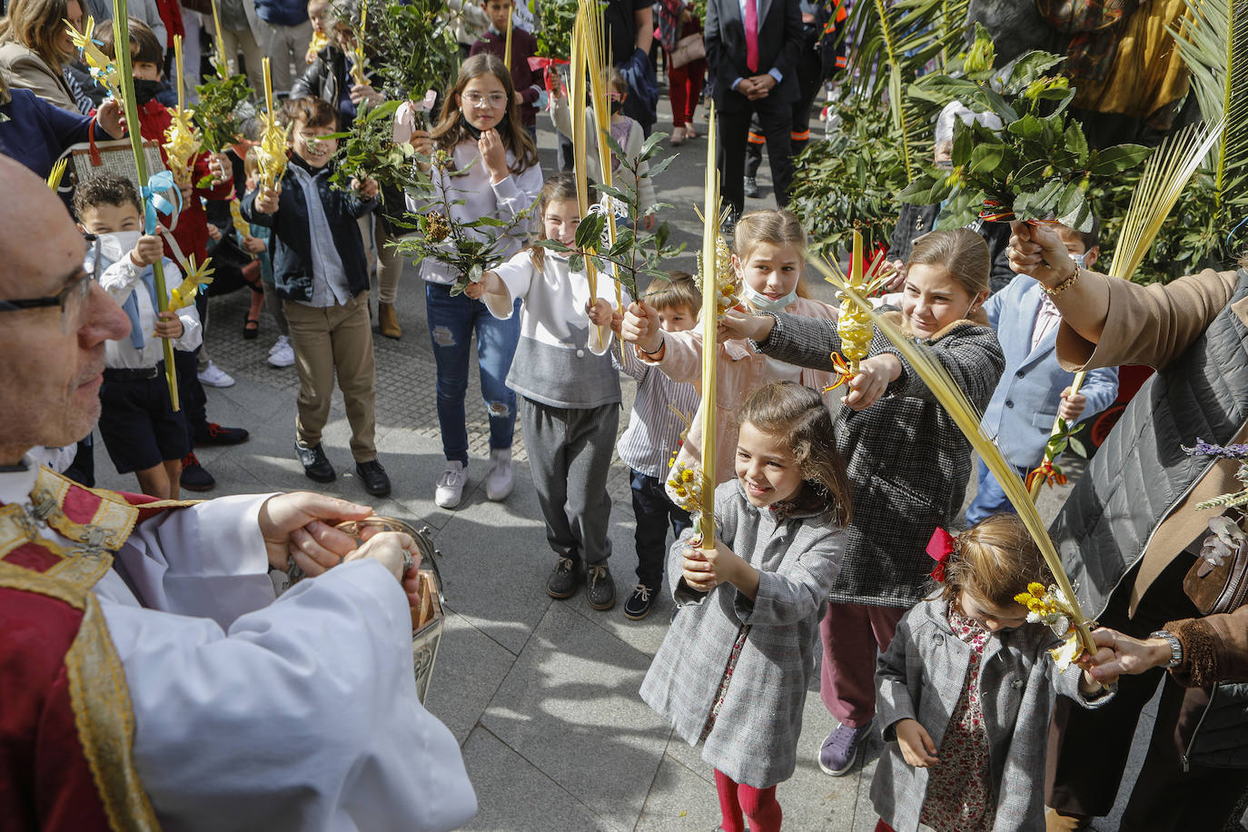 Las bendiciones de ramos vuelven triunfales junto a las procesiones de Semana Santa en el año en el que comienza la despedida de las restricciones por la pandemia.