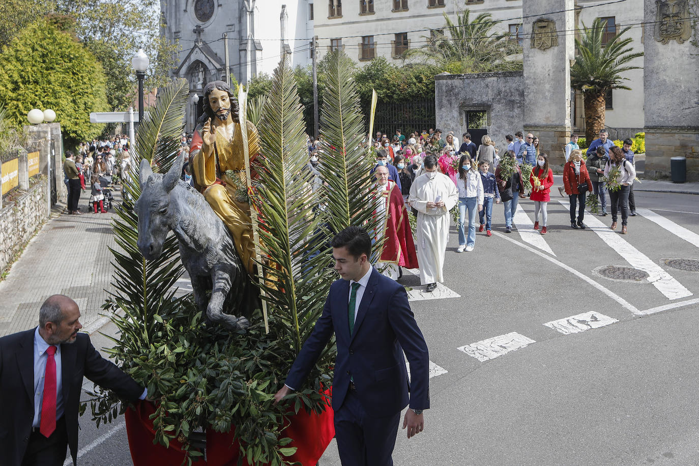 Las bendiciones de ramos vuelven triunfales junto a las procesiones de Semana Santa en el año en el que comienza la despedida de las restricciones por la pandemia.