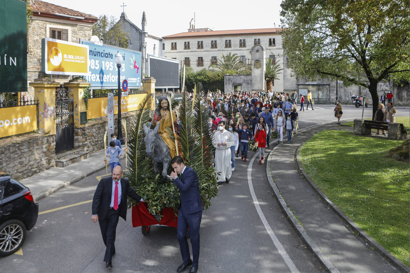 Las bendiciones de ramos vuelven triunfales junto a las procesiones de Semana Santa en el año en el que comienza la despedida de las restricciones por la pandemia.