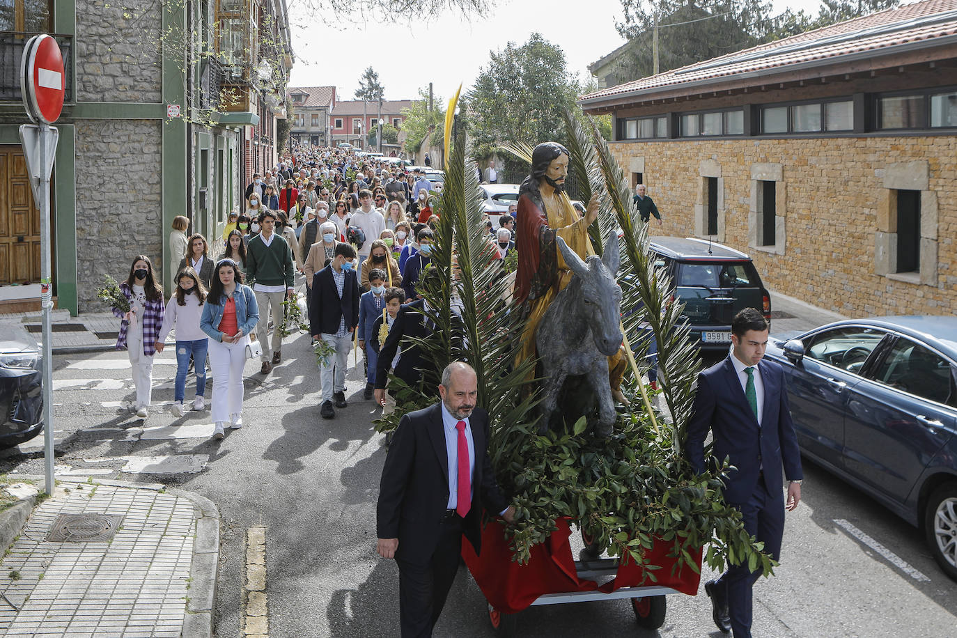 Las bendiciones de ramos vuelven triunfales junto a las procesiones de Semana Santa en el año en el que comienza la despedida de las restricciones por la pandemia.