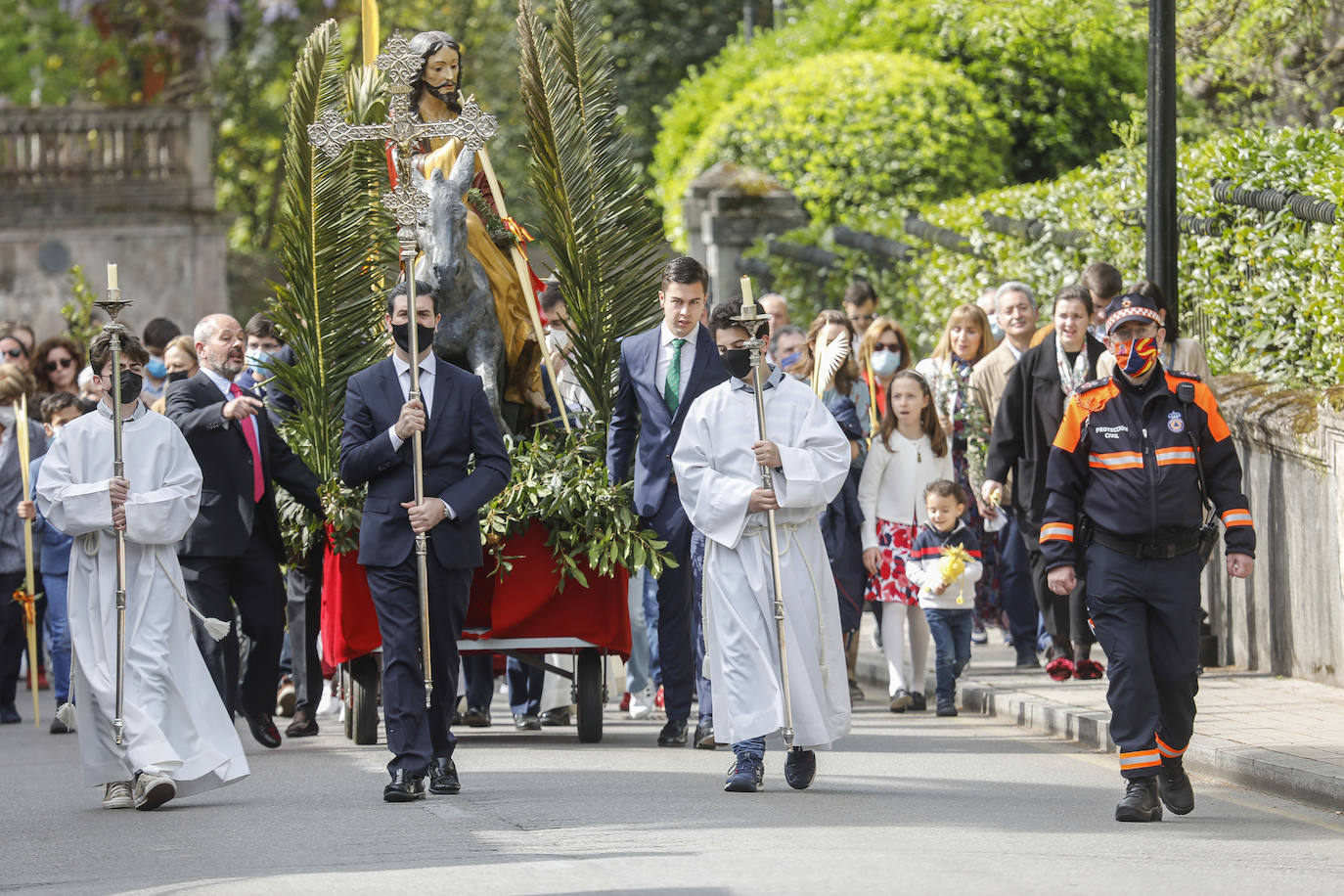 Las bendiciones de ramos vuelven triunfales junto a las procesiones de Semana Santa en el año en el que comienza la despedida de las restricciones por la pandemia.