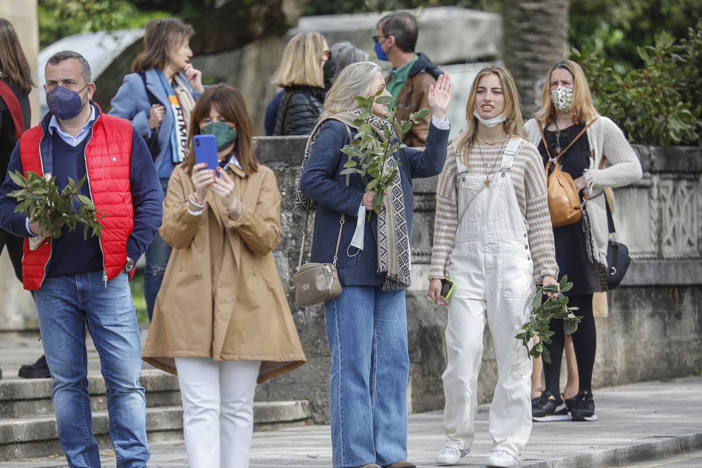 Las bendiciones de ramos vuelven triunfales junto a las procesiones de Semana Santa en el año en el que comienza la despedida de las restricciones por la pandemia.