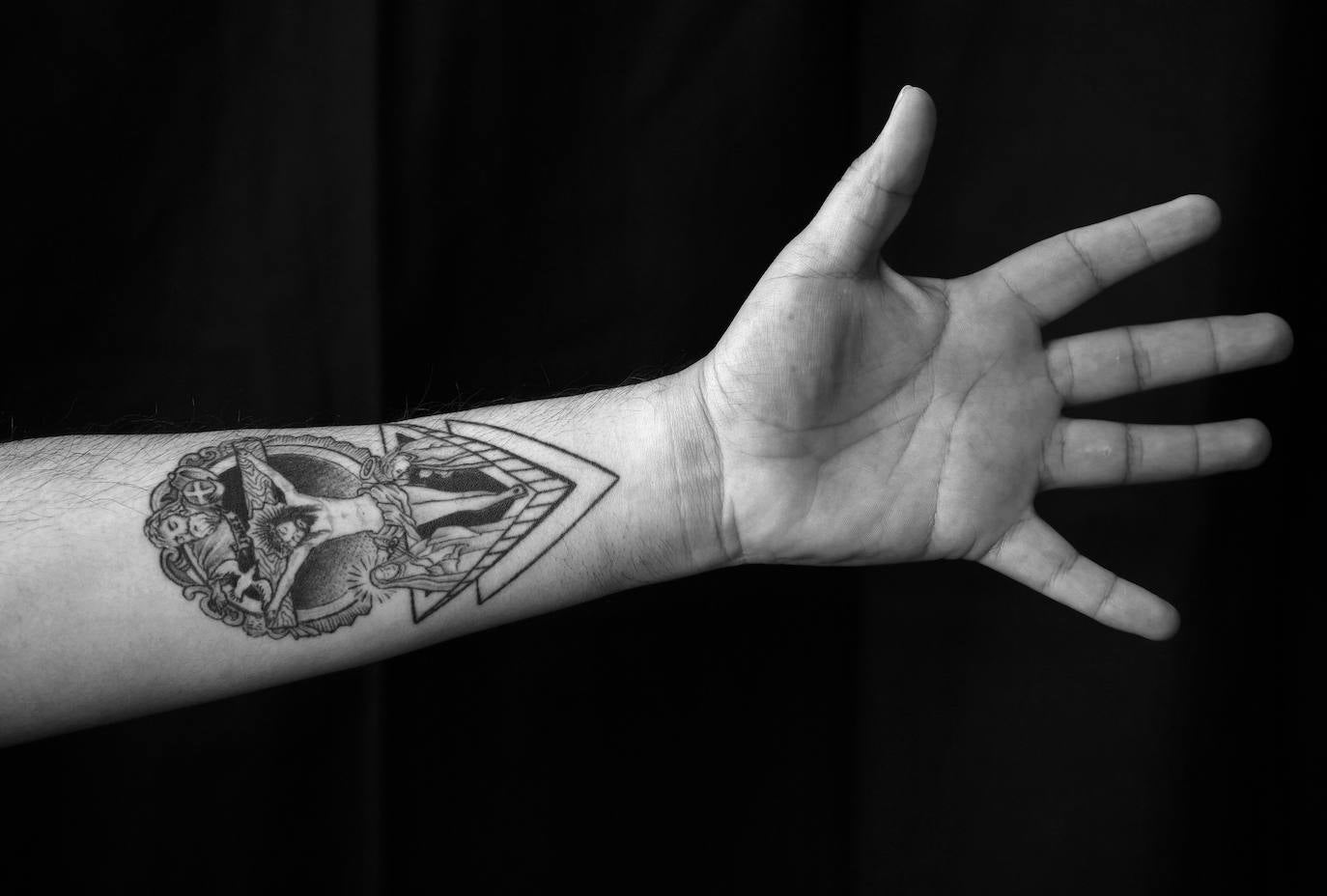 Frank Joshssef Bava, peruano, 36 años, ingeniero de Sistemas, lleva tatuado en el brazo: "El Señor de Los Milagros", un tatoo que se hizo en Perú.