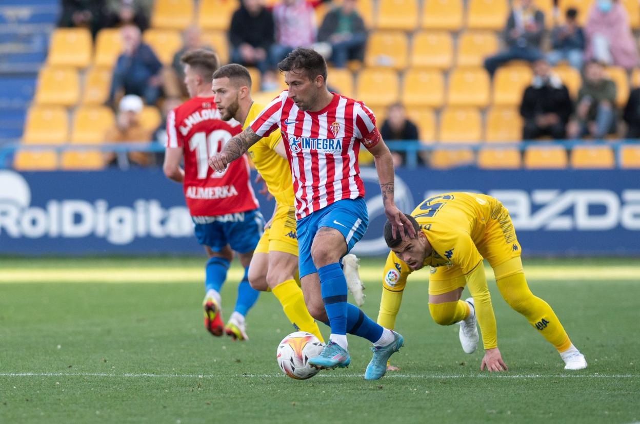 Aitor García, que salió en la segunda parte, lució por primera vez el brazalete de capitán. 