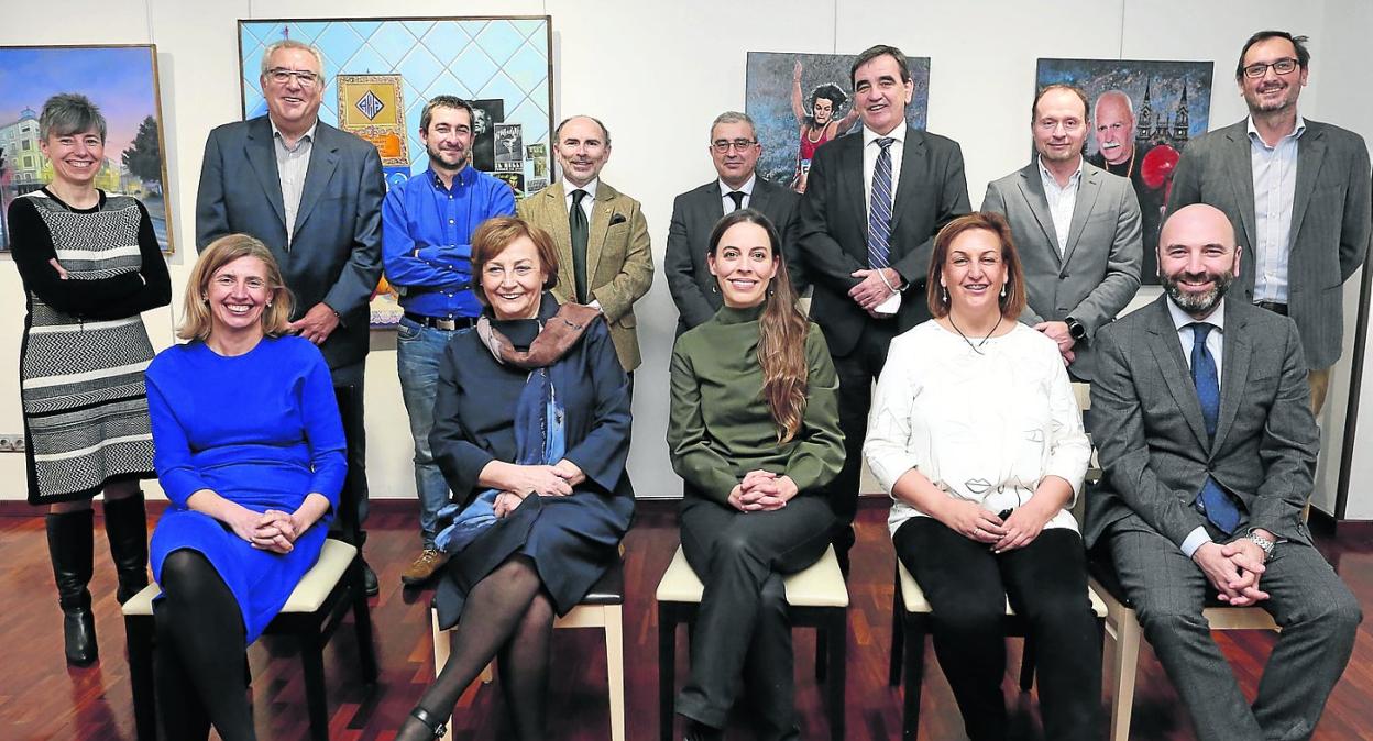 En primera fila, de izquierda a derecha, Eva Pando, Mariví Monteserín, Ana Fernández, Mayte Rodríguez y Diego Oliveira. Detrás, Cristina Tuero, José María Urbano, Manuel Campa, Ignacio Villaverde, Marcelino Gutiérrez, Ignacio Pérez, Mario F. Fraga e Íñigo Felgueroso. 