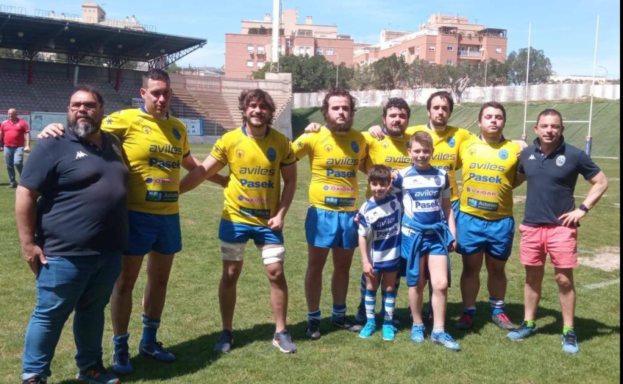 Parte de la plantilla del Belenos, al final del partido de esta mañana en Almería. 