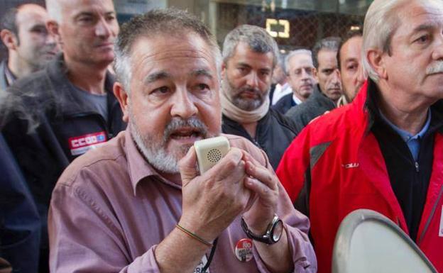 Imagen principal - Arriba, durante un mitin. En el centro, en su época de juventud, y abajo, con su padre, en unas fiestas de El Bollo.