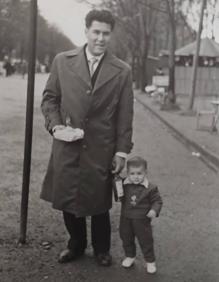 Imagen secundaria 2 - Arriba, durante un mitin. En el centro, en su época de juventud, y abajo, con su padre, en unas fiestas de El Bollo.