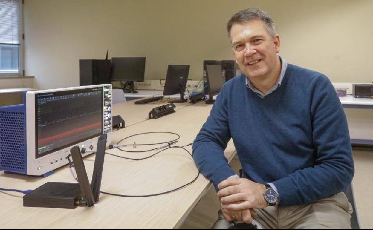 Rafael González Ayestarán, en el laboratorio de la cátedra 'Thin5G', en el edificio Polivalente de la EPI.