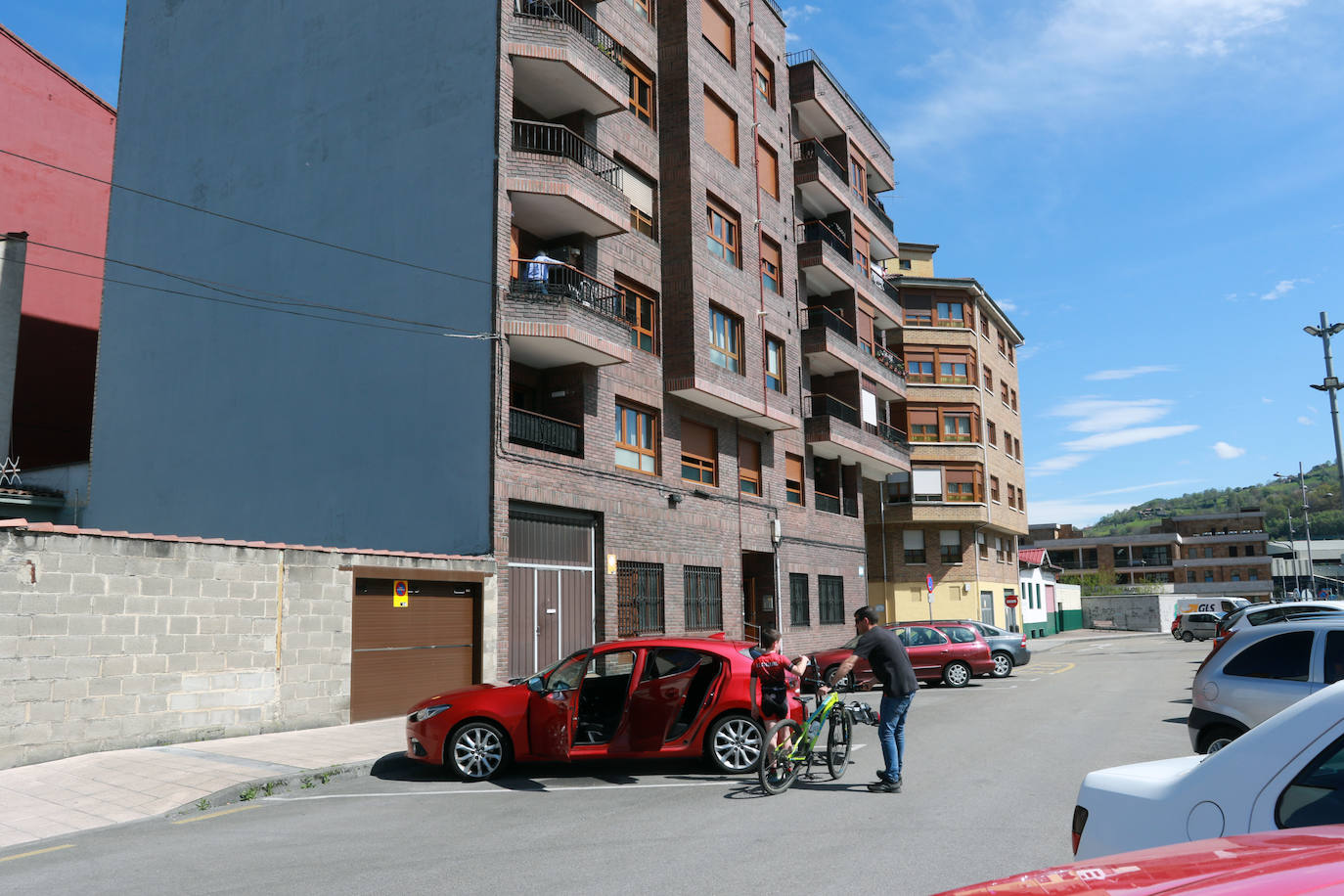 Edificio donde se produjo el incendio, en Sama de Langreo.