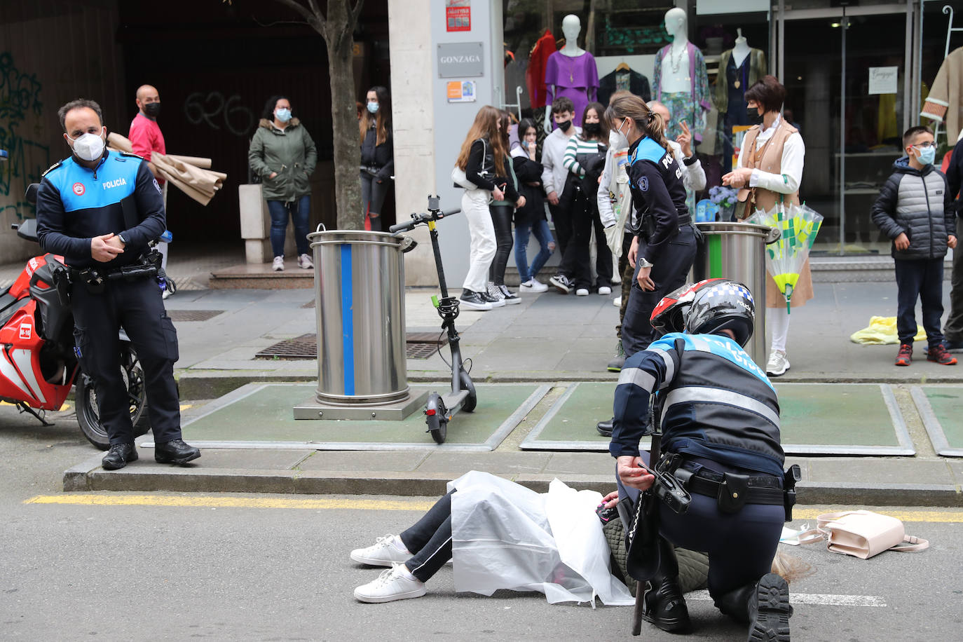 Una mujer ha resultado herida de consideración al caer del patinete que conducía por la calle Uría, en Gijón, y sufrir un fuerte golpe contra el asfalto