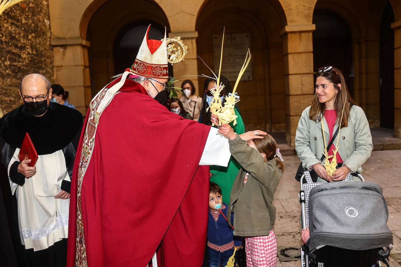 La Semana Santa comienza con una masiva afluencia de fieles a la primera de las procesiones y a las bendiciones de Ramos.