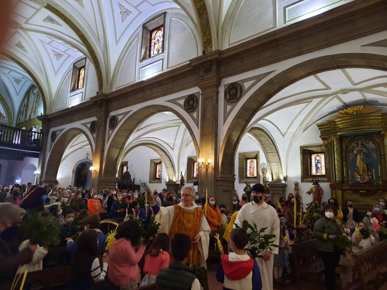 Bendición de los ramos celebrada en la parroquia de San Félix. 