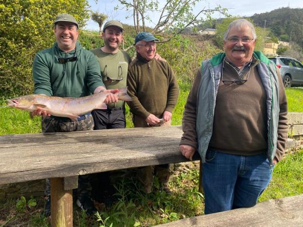 'El Marqués' pesca en el Esva su octavo campanu