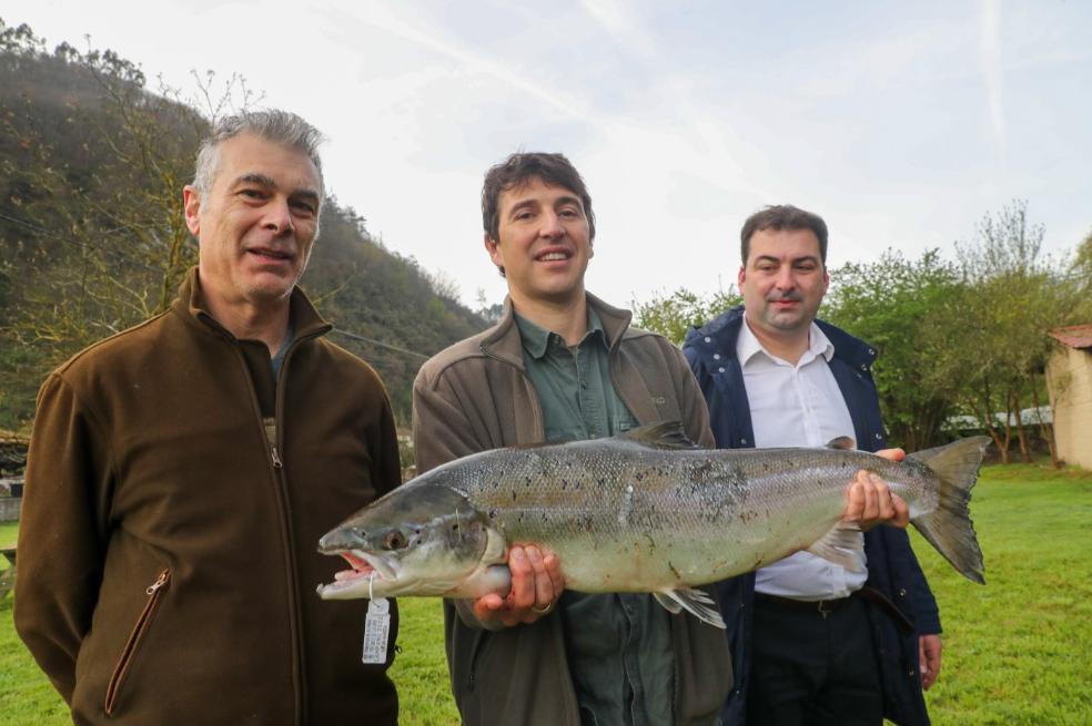 Tino Pérez y Carlos Álvarez junto a Sergio Hidalgo, alcalde de Salas, en el precinto de La Rodriga. 